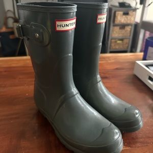 Hunter Short Gray Glossy Boots